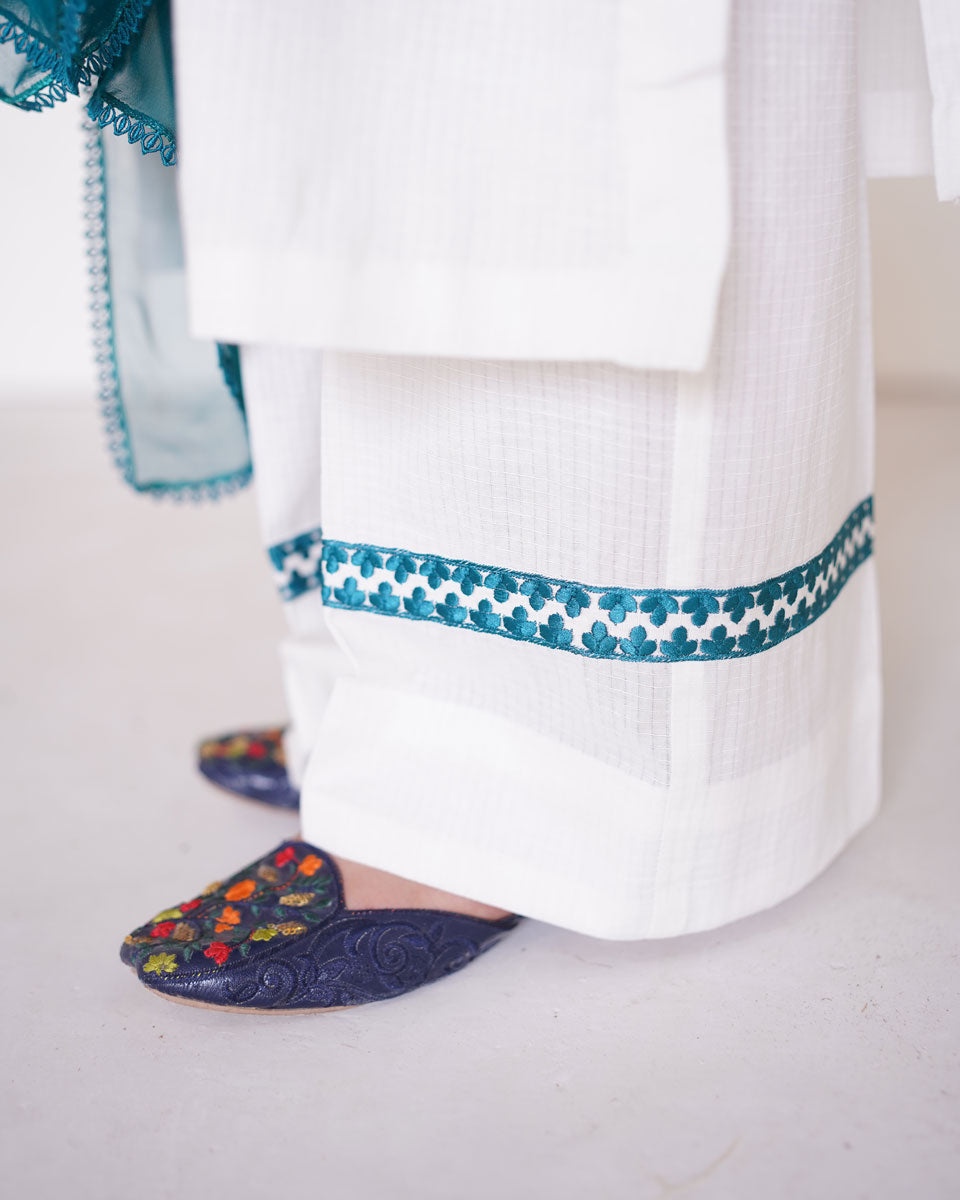 White (D)  3 Piece