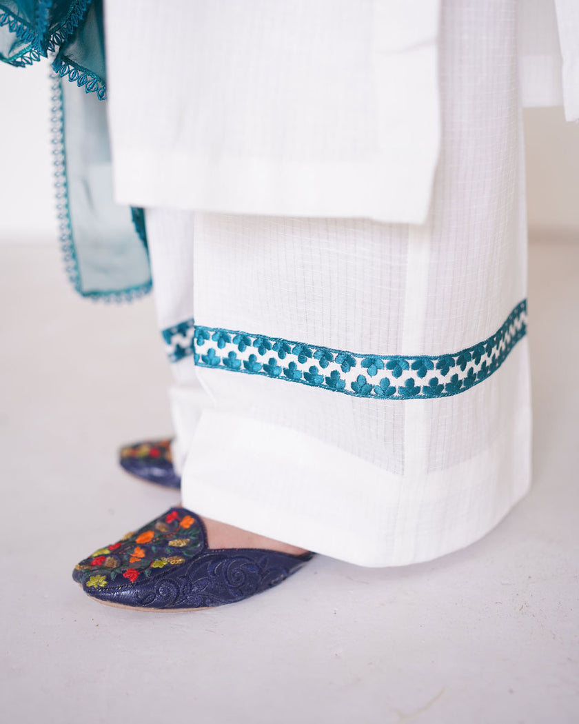 White (D)  3 Piece